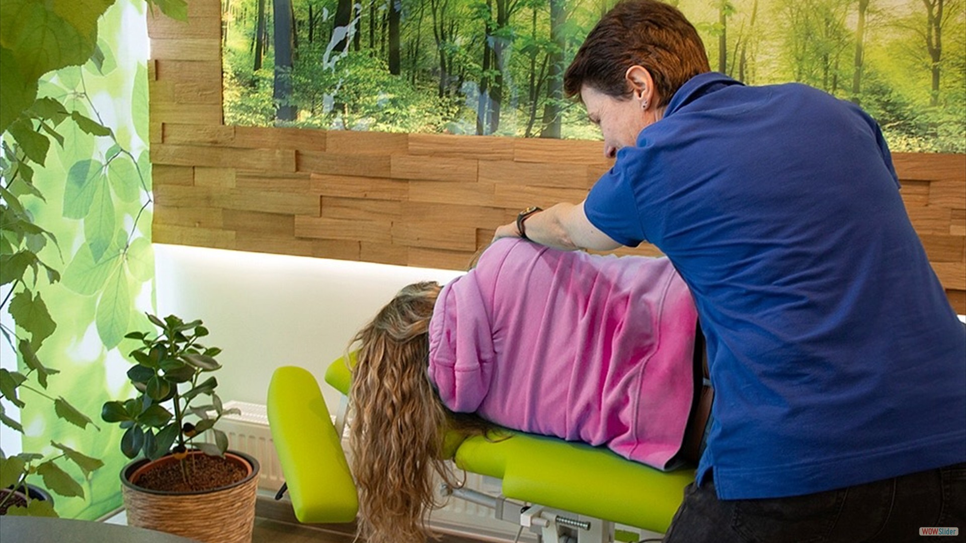 Frau Dr. Winter in der Behandlung einer Patientin